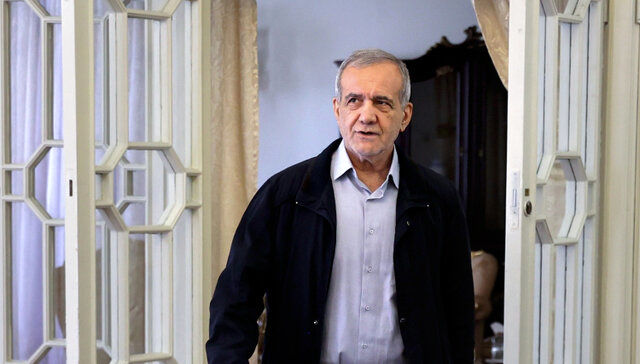 عیادت پزشکیان از سقاب اصفهانی 