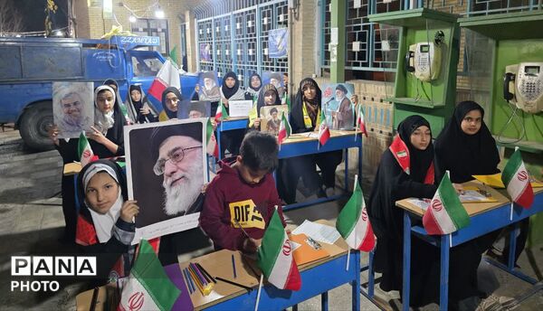 کلاس و نیمکت های نمادین به یاد دانش آموزان مینابی در موکب آموزش و پرورش ناحیه یک یزد