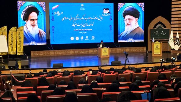 همایش زیست عفیفانه با موضوع عفت و حجاب در تالار ایوان‌ری