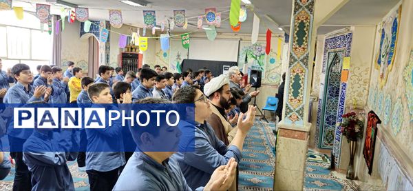 نمازجماعت پایه هشتم مدرسه زمانی با حضور مدیر آموزش و پرورش منطقه ۱۹ 