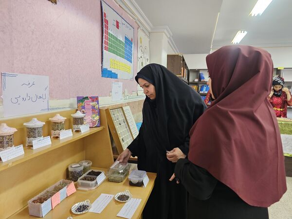 برپایی نمایشگاه علمی- پژوهشی و فرهنگی-هنری توسط دانش آموزان رشته علوم تجربی 