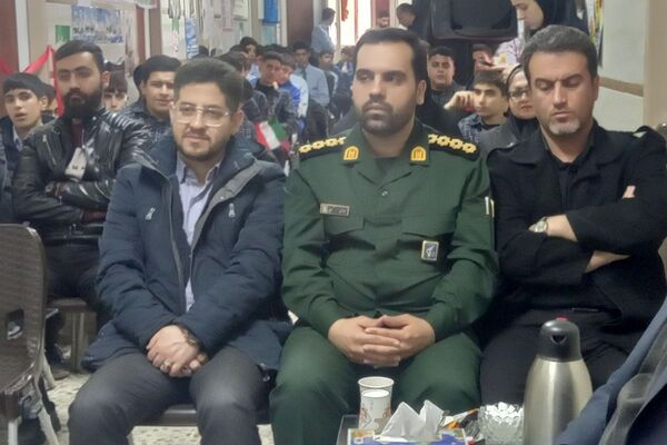بیعت نوجوانان مدرسهٔ امام خمینی (ره) قرچک با آرمان‌های امام راحل در چهل و هفتمین جشن پیروزی انقلاب 