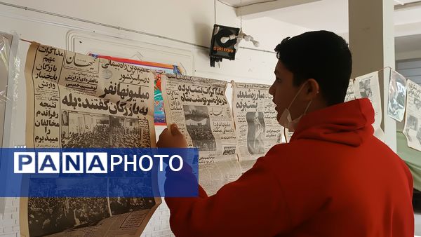 آماده‌سازی نمایشگاه انقلاب به‌‎مناسبت دهه فجر در دبیرستان شاهد ابوذر غفاری نیشابور 