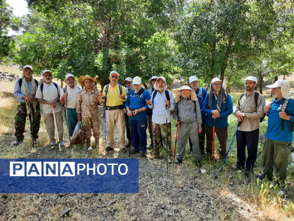 کوه‌پیمایی پیشکسوتان قم در آستانه سالگرد ارتحال حضرت امام(ره)