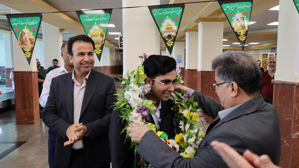 مراسم استقبال از علیرضا احمدی دانش‌آموز مدال‌آور و افتخار آفرین المپیاد جهانی اقتصاد متوسط در بوشهر