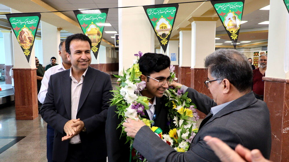 مراسم استقبال از علیرضا احمدی دانش‌آموز مدال‌آور و افتخار آفرین المپیاد جهانی اقتصاد متوسط در بوشهر