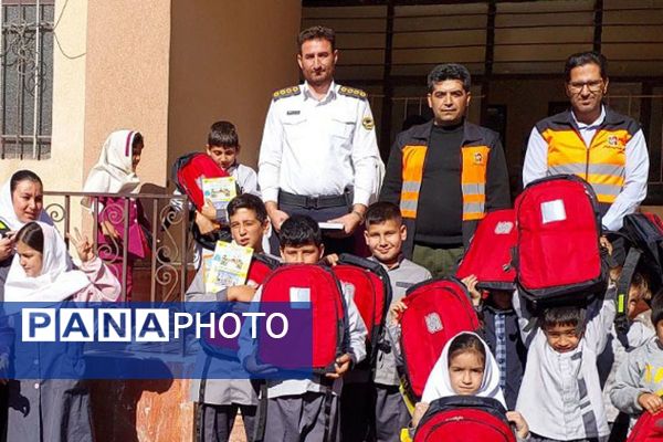 هدایای فرهنگی هفته پدافند غیرعامل به مدارس روستایی فیروزکوه رسید