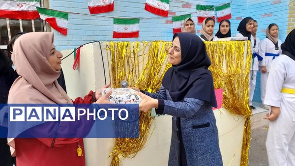 انجام حرکات ورزشی و نمادین به‌مناسبت هفته تربیت‌بدنی توسط ورزشکاران نوجوان اسلامشهر