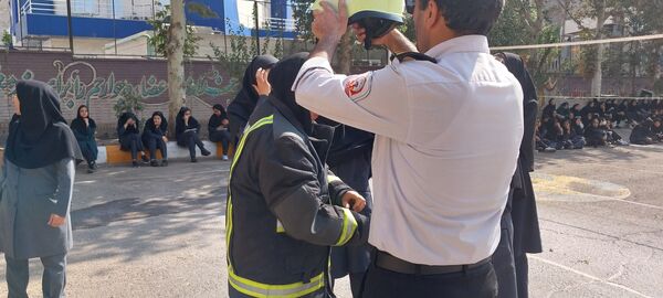  آموزش مهارت‌های اطفای حریق در دبیرستان نمونه محبوبه محبی نیشابور 