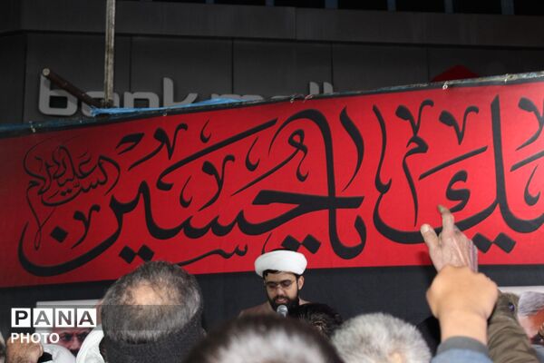 تجمع مردم ولایتمدار شهرستان فاروج بعد از اذان مغرب در میدان مرکزی شهر 