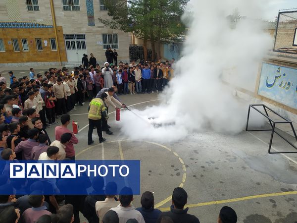 حضور آتش‌نشانان در دبیرستان میثاق کاشمر