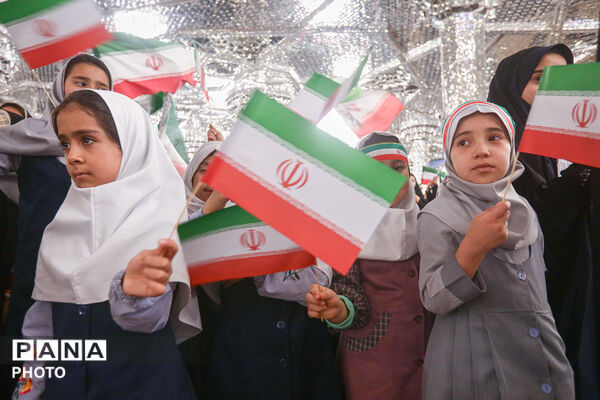 گرامیداشت دانش‌آموزان مدرسه میناب در حرم مطهر رضوی