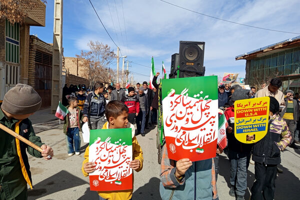 حضور پرشور دانش‌آموزان شهر بهمن در راهپیمایی ۲۲ بهمن ماه