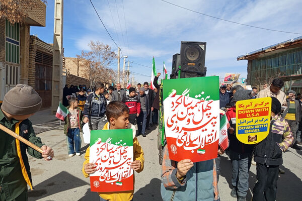 حضور پرشور دانش‌آموزان شهر بهمن در راهپیمایی ۲۲ بهمن ماه