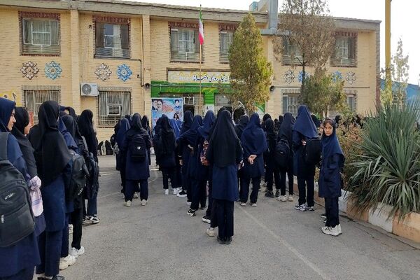آغاز سال تحصیلی جدید و گرامیداشت هفته دفاع مقدس در دبیرستان شهید مجید دهنوی نیشابور