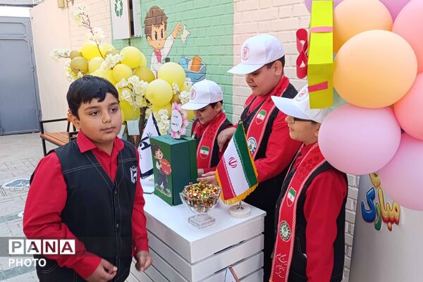 جشن عاطفه‌ها در دبستان ایمان همزمان با سراسر کشور