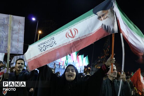 اجتماع شبانه مردم در رونمایی از بزرگترین المان شهری با نام وطن در مشهد