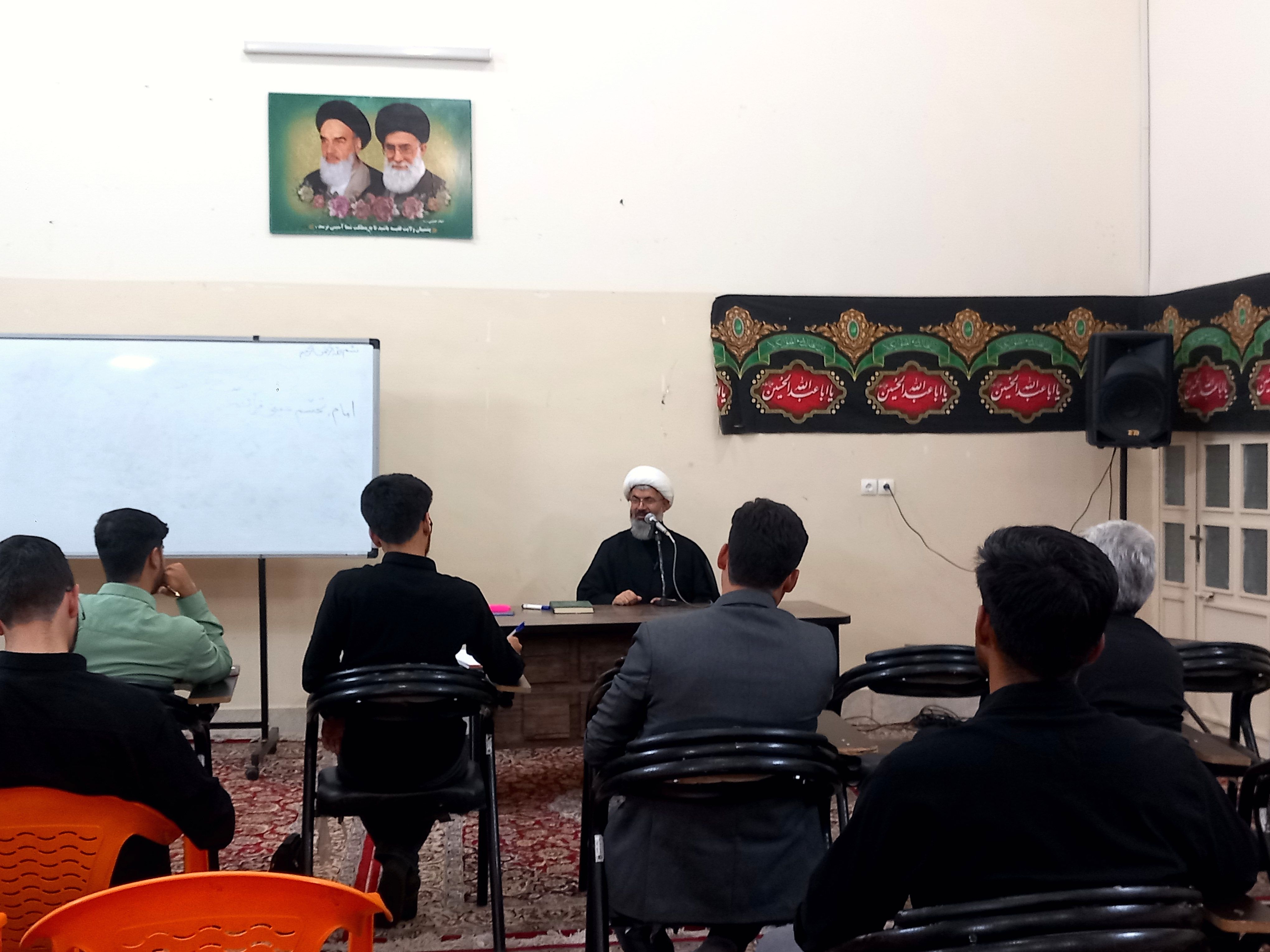 کلاس تفسیر قرآن در ارامگاه شهید مدرس 