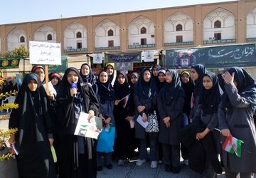 دانش‌آموزان ناحیه ۳ اصفهان پرچم‌دار شور سیزده آبان شدند