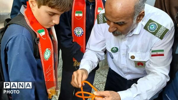 آشنایی دانش‌آموزان دبستان شهید رئیسی قم با مهارت‌های تشکیلاتی پیشتازان