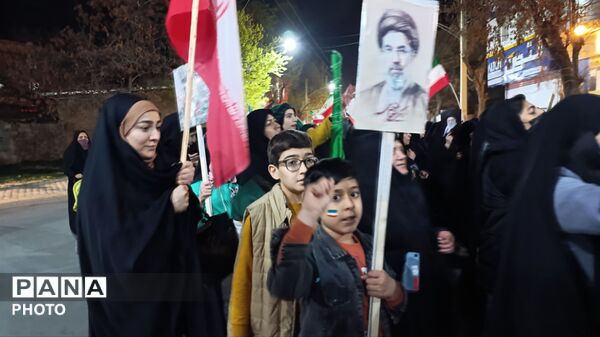 دهه نودی‌ها همچنان ایستاده اند