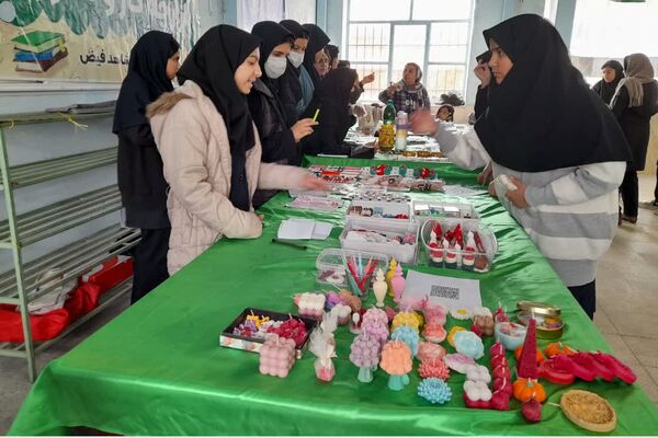 نمایشگاه و بازارچه هنرهای دستی در دبیرستان شاهد فیض شیراز 
