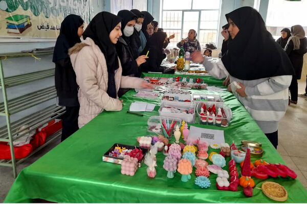 نمایشگاه و بازارچه هنرهای دستی در دبیرستان شاهد فیض شیراز 