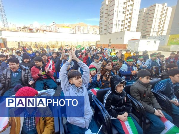 شور و نشاط دانش‌آموزان مدارس منطقه پردیس در جشن‌های دهه فجر انقلاب اسلامی 