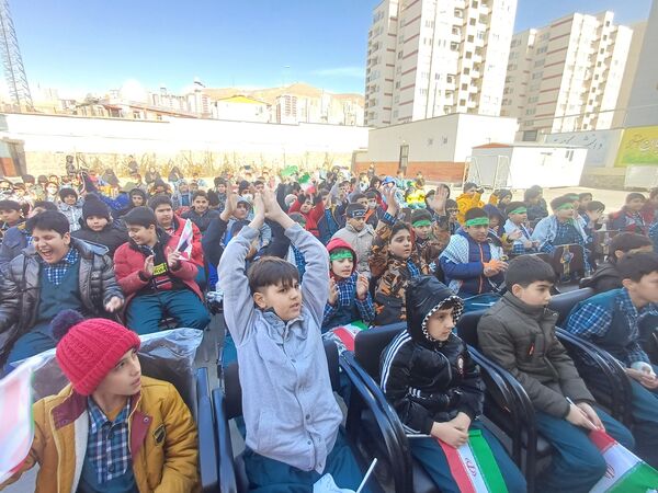 شور و نشاط دانش‌آموزان مدارس منطقه پردیس در جشن‌های دهه فجر انقلاب اسلامی 