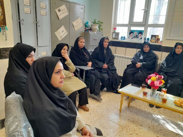 جلسه انجمن اولیا و مربیان در دبیرستان مادرمهربان خلیل آباد