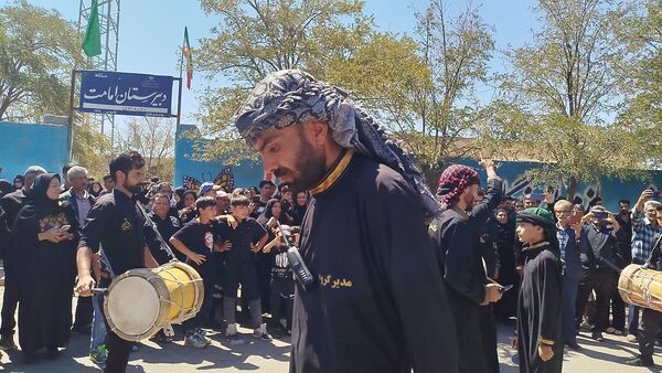 مراسم تعزیه‌خوانی و زنجیر زنی اربعین حسینی در روستای احمد‌آباد نیشابور 