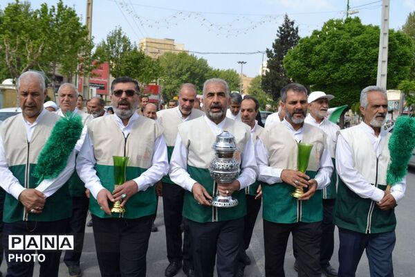 برپایی مراسمی برای اهتزاز پرچم حرم مطهر رضوی مصادف با دهه کرامت  در شهرک امیریه