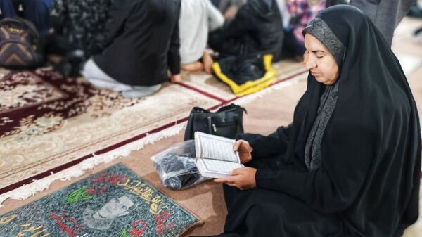 قرائت زیارت عاشورا توسط زائران مسجد جمکران در گلزار شهدای یاسوج