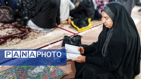 قرائت زیارت عاشورا توسط زائران مسجد جمکران در گلزار شهدای یاسوج