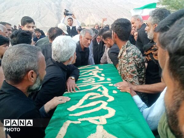 خاک سپاری پیکر شهید حمید عوض‌زاده در روستای خورخوروست فین