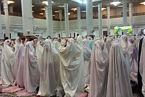 برگزاری جشن ۱۰۰۰ دانش‌آموز دختر روزه اولی در شیراز