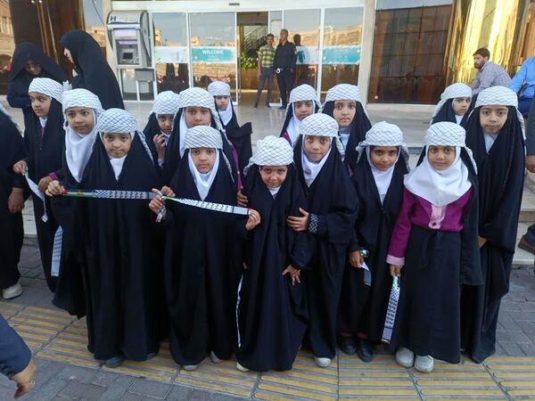راهپیمایی روز دانش‌آموز در شهرستان بم