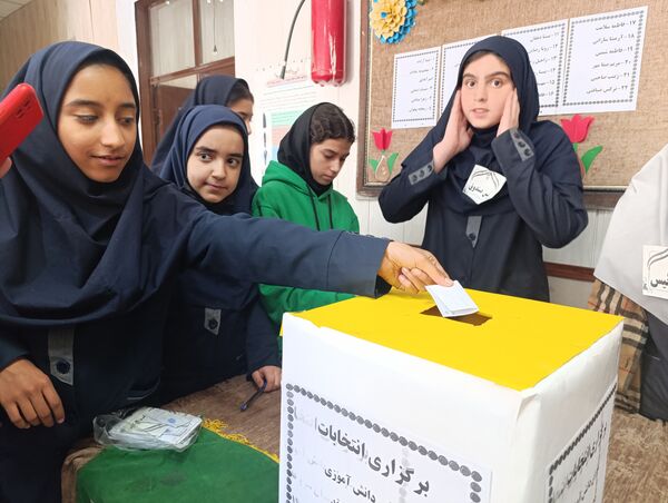 رقابت پرشور دانش آموزان در انتخابات شورای دبیرستان میرزا جعفر سروقد