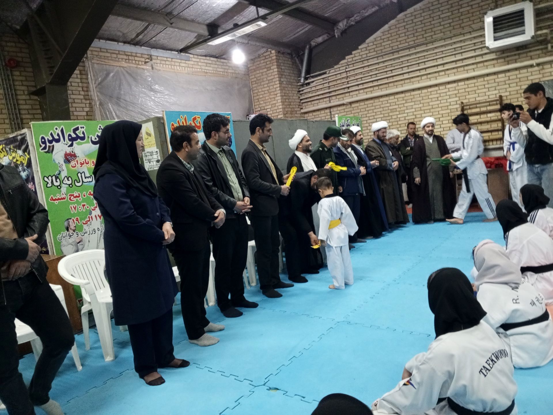 اهدای کمربند به تکواندو کاران فاروجی