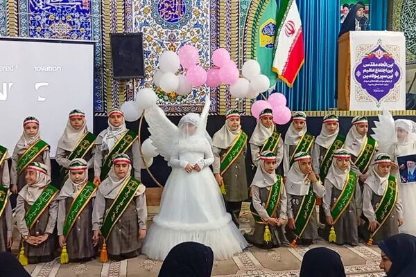 اجتماع بزرگ دختران جان فدای ایران وزنجیره دختران شقایق های دنا 