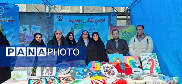 حضور گسترده و منسجم دانش آموزان و فرهنگیان منطقه ۱۰ در راهپیمایی ۲۲ بهمن ماه