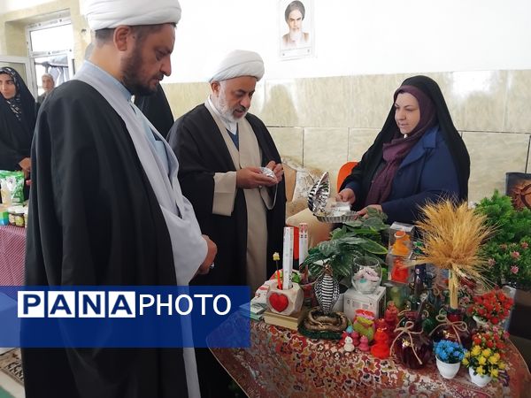 بازارچه‌ هنرهای‌ دستی‌ با رنگ و بوی عید