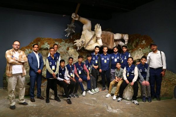 مشاهیر در ارتفاع ۳۰۶ متری تهران چه می‌کنند؟