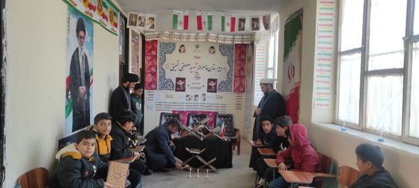 محفل انس با قرآن در دبیرستان شهید مصطفی خمینی اسلام آباد
