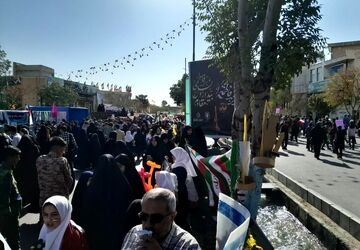 حضور پررنگ دانش‌آموزان در راهپیمایی ۱۳ آبان سمنان