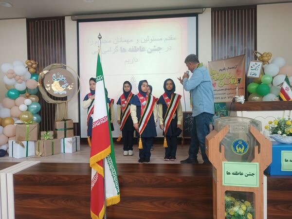 جشن عاطفه‌ها با تقسیم مهر و مهربانی در دبستان آرمینه مصلی نژاد 