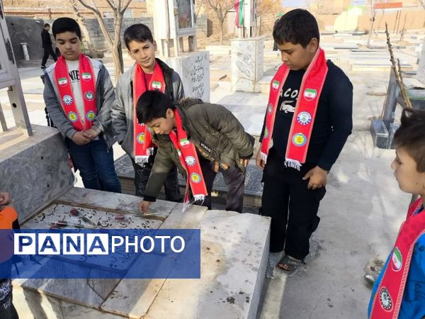 غبارروبی مزار شهدا توسط دانش‌آموزان دبستان شهید پسندیده فدافن