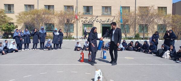 حضور آتش نشان به مناسبت وز آتش نشان و ایمنی در مدرسه نمونه دولتی وکیلی ۱۰