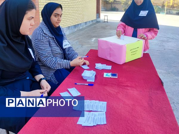 انتخابات شورای دانش‌آموزی در هنرستان مهدیزاده نیا