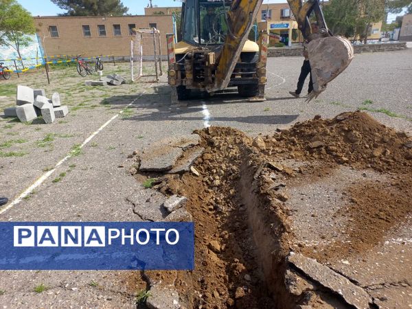 آغاز ساخت زمین چمن مصنوعی در دبیرستان نمونه دولتی دانش